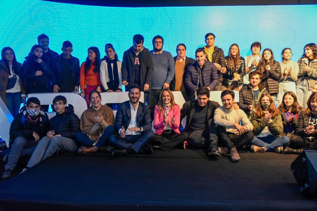 MalenaGalmarini's tweet photo. Participé junto a @matiastombolini, @Lucianapadulo y @Jorgeneme_ de la celebración por el #DíaDeInternet en @ARSATSA , donde dialogamos con emprendedores y estudiantes sobre las nuevas tecnologías y su impacto en nuestra sociedad. https://t.co/jJdBr2CPaf