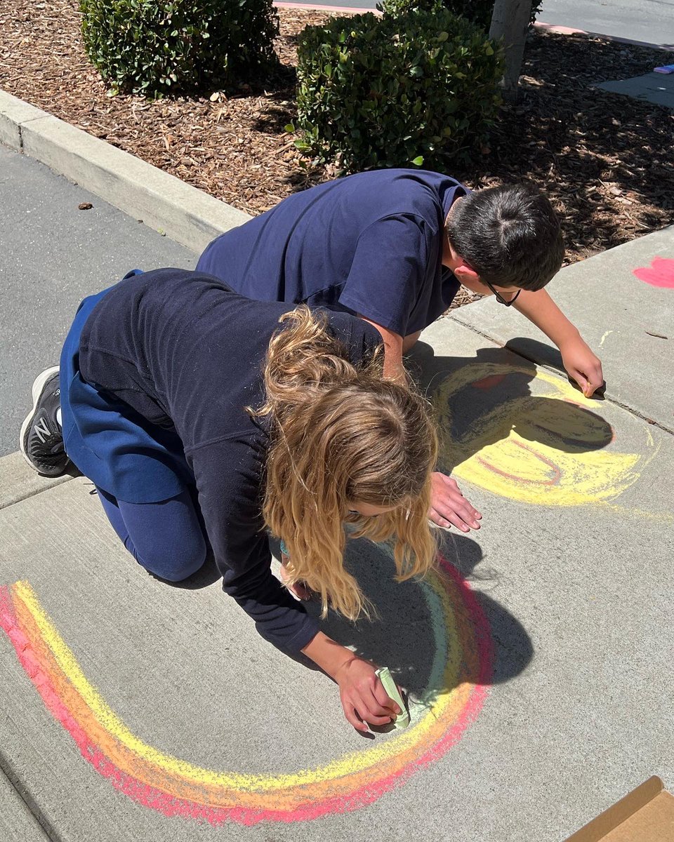 MHSMidtown's tweet photo. NJHS students spent time at lunch chalking our campus sidewalks with cheerful drawings and positive quotes! https://t.co/OdcVcXgyFm