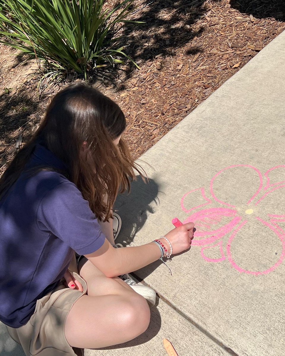 MHSMidtown's tweet photo. NJHS students spent time at lunch chalking our campus sidewalks with cheerful drawings and positive quotes! https://t.co/OdcVcXgyFm