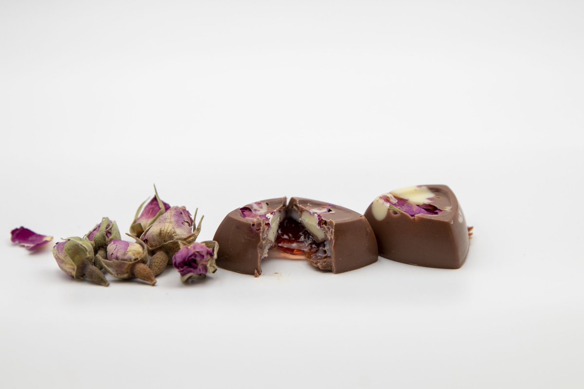 MerelYchocolate's tweet photo. الشوكلا البلجيكية الفاخرة بنكهة الورد والفراولة الكريمية اللذيذة https://t.co/BPP7WK2T5K
