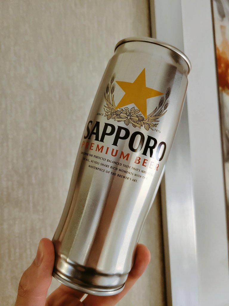RelaxLazyjoooy's tweet photo. 650ml缶。
下の方が微妙に湾曲していて、グラスっぽく見せる工夫に感動しました。

日本でもあったらいいのになー。かんぱい🍻 https://t.co/98l9ZYGKrc