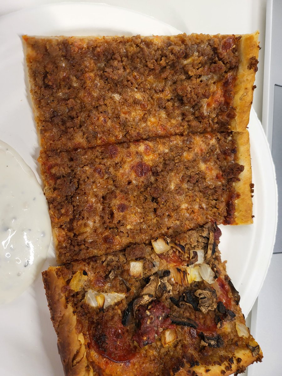 PAwNMaNWiCH's tweet photo. People in Omaha are like, "Omg you have to try this pizza place that's been around for ever and is super good called La Casa! It's seriously the best Pizza!" And then the pizza looks like this. https://t.co/SUVCRUenHS