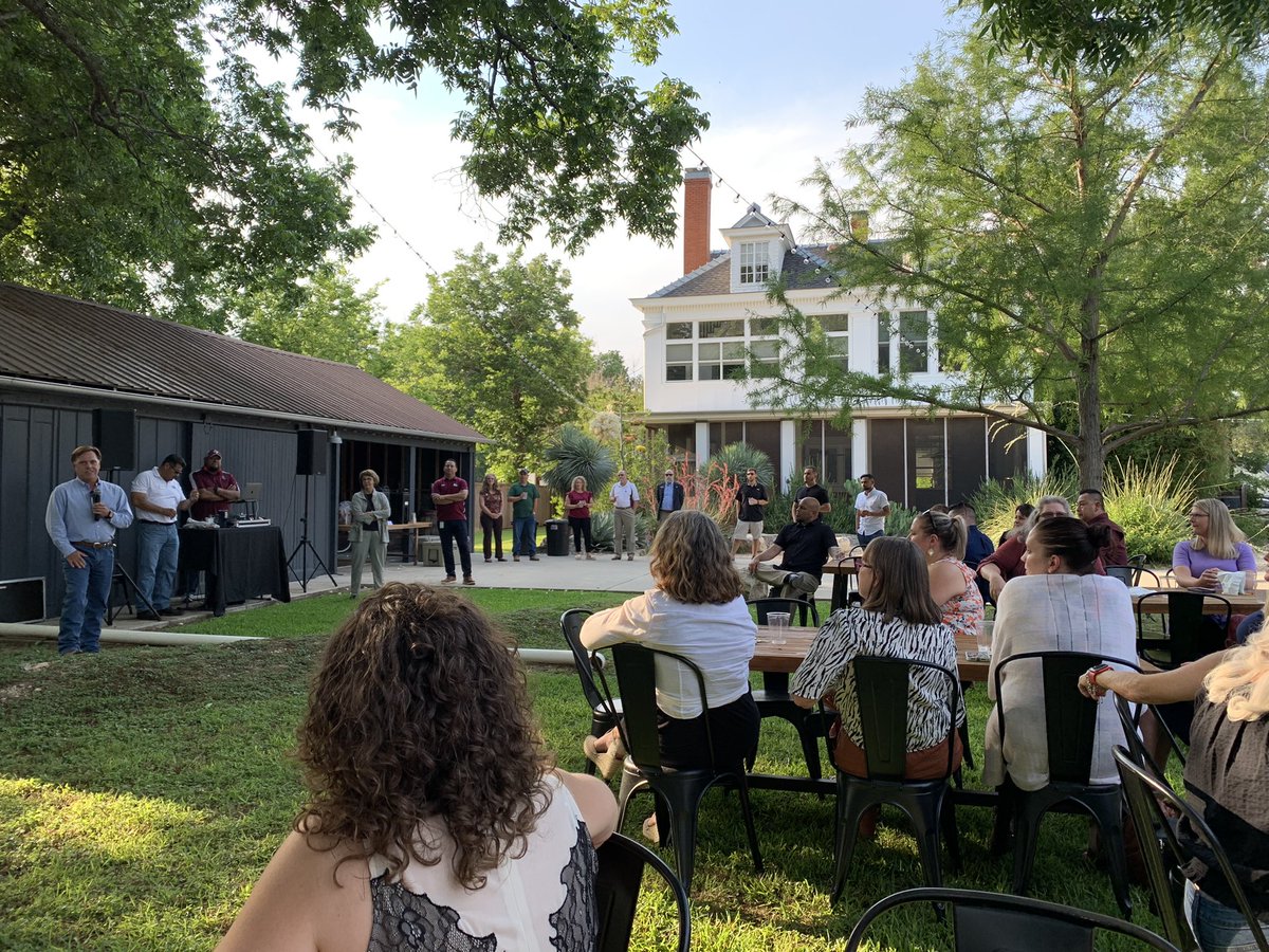 ABakerBio's tweet image. Smile big. Love more. Never take things for GRANTed. Thank you @Foundation4LISD for your investment in #UnlockingPotential for students year after year and your devotion to being #LockedOnExcellence at @LockhartISD by granting wishes✨Shoutout to The Culinary Room for the treats!