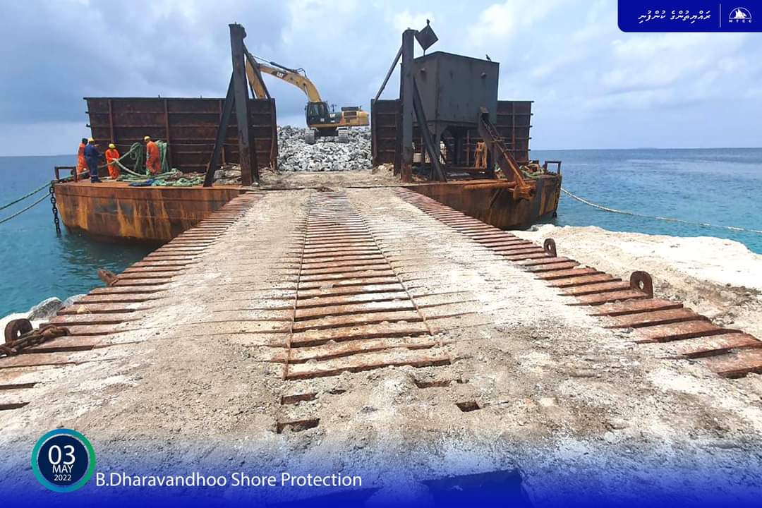 iburahimali's tweet image. ބ.ދަރަވަންދޫ ގޮނޑުދޮށް ހިމާޔަތް ކުރުމުގެ މަޝްރޫޢަށް ބޭނުންވާ ބޮޑު ހިލައިގެ ފުރަތަމަ ޝިޕްމެންޓް ވަނީ ޕްރޮޖެކްޓް ސައިޓަށް ގެންދެވިފަ. އަދި ޖިއޯ ބޭގް ރިވެޓްމެންޓް ޖެހުމުގެ މަސައްކަތް ދަނީ ކުރެވެމުން.
#ongoingprojects #Heyoverikan