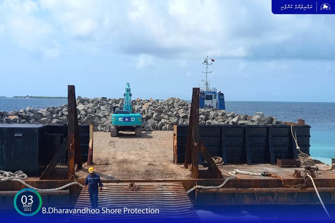 iburahimali's tweet image. ބ.ދަރަވަންދޫ ގޮނޑުދޮށް ހިމާޔަތް ކުރުމުގެ މަޝްރޫޢަށް ބޭނުންވާ ބޮޑު ހިލައިގެ ފުރަތަމަ ޝިޕްމެންޓް ވަނީ ޕްރޮޖެކްޓް ސައިޓަށް ގެންދެވިފަ. އަދި ޖިއޯ ބޭގް ރިވެޓްމެންޓް ޖެހުމުގެ މަސައްކަތް ދަނީ ކުރެވެމުން.
#ongoingprojects #Heyoverikan