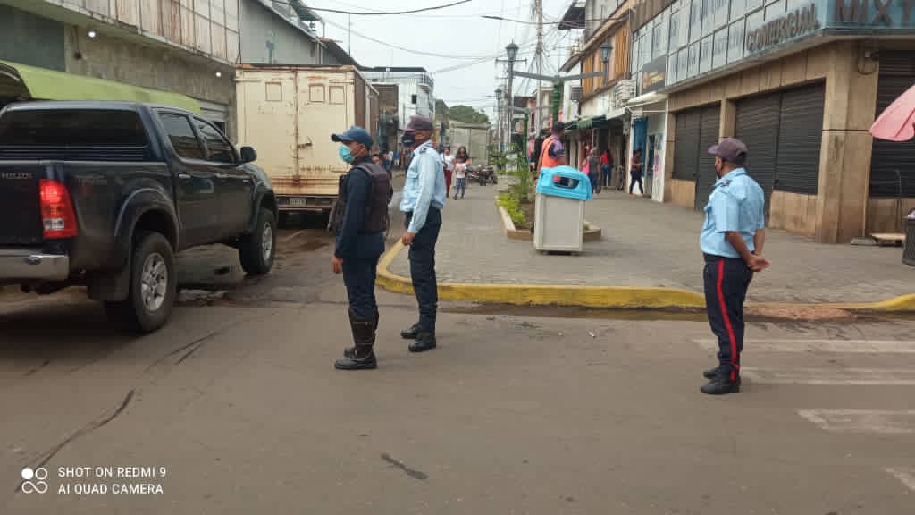 Guaricoseguro's tweet photo. #17May|| Dando continuidad al dispositivo @Guaricoseguro se realizó recorrido punto a pie por la zona comercial de la Parroquia Calabozo del Mpio. Miranda, brindando orientación preventiva para evitar el COVID-19. Cuadrante de Paz N°4.
#PoesíaLiberadora
#CCP3 https://t.co/Ebs9paWq6O