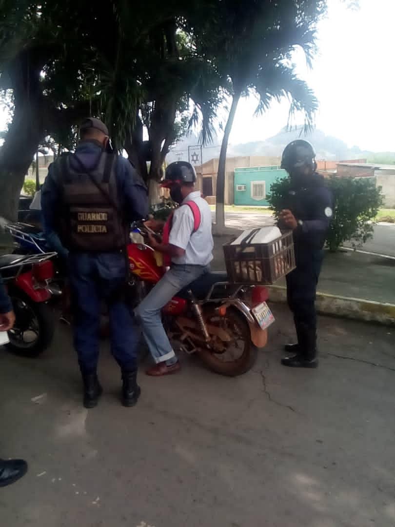 Guaricoseguro's tweet photo. #17May|| Dando continuidad al dispositivo @Guaricoseguro se realizó recorrido punto a pie por la zona comercial de la Parroquia Calabozo del Mpio. Miranda, brindando orientación preventiva para evitar el COVID-19. Cuadrante de Paz N°4.
#PoesíaLiberadora
#CCP3 https://t.co/Ebs9paWq6O