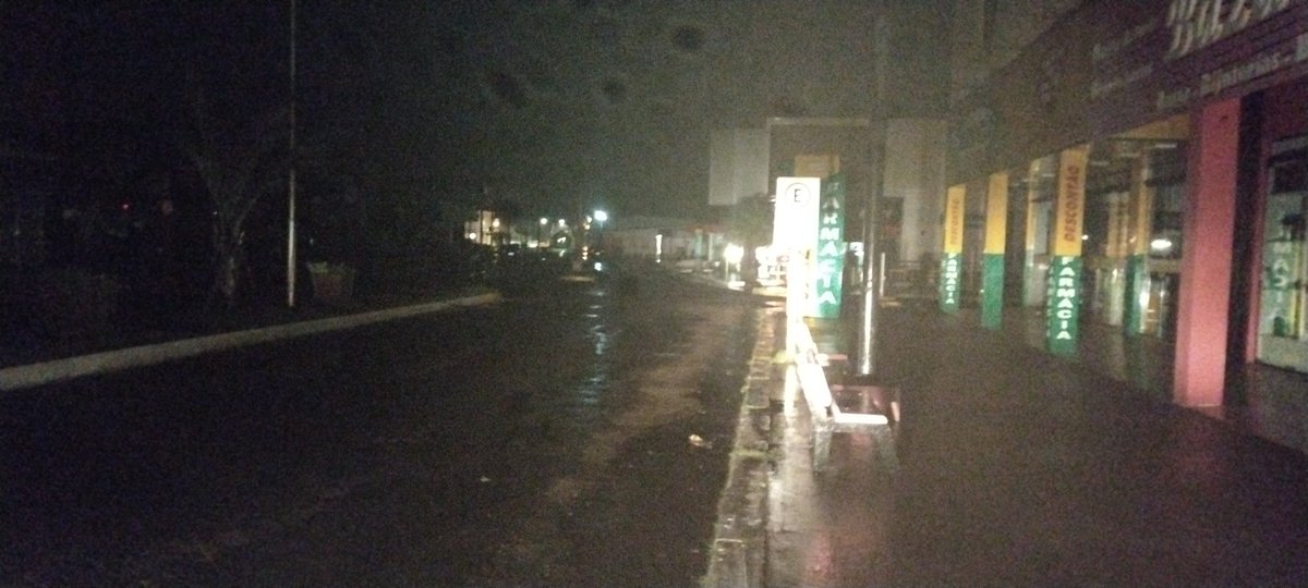 felipefaleiro's tweet photo. Retornamos a Balneário Pinhal. Grande parte da cidade sem luz, assim como 200 mil clientes de concessionárias no RS. Chove e venta bastante. Por aqui, ciclone ainda não chegou... @correio_dopovo #Yakecan #yakekan https://t.co/YQC6gLPblx