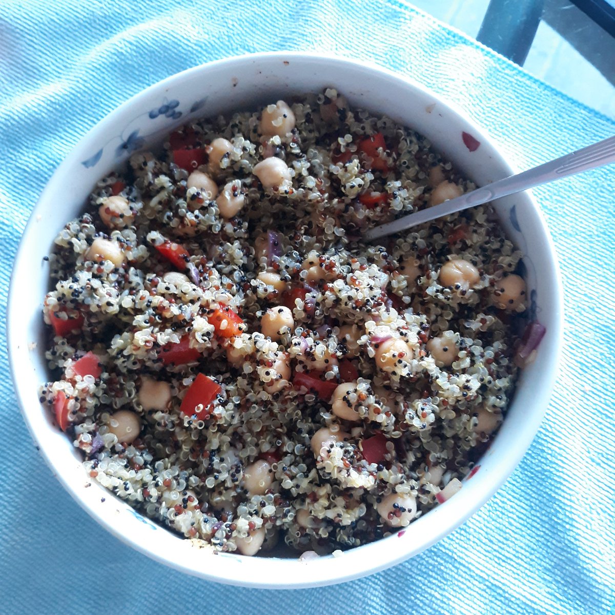 CarnationRain's tweet photo. It's not pretty, but it's really good! Quinoa salad, complete with lemon juice, red bell pepper, chickpeas, red onion, garlic, cayenne pepper, and black peppercorns. 

#vegan #veganfood #plantbasedfood #wfpb https://t.co/Tp10izv50F