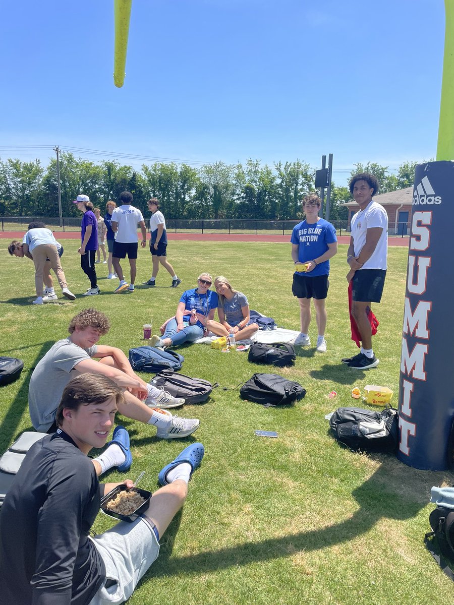 wcsSHS's tweet photo. Senior picnic day! We love our seniors! 🧡💙 @SummitSquad https://t.co/peiW24CjWF