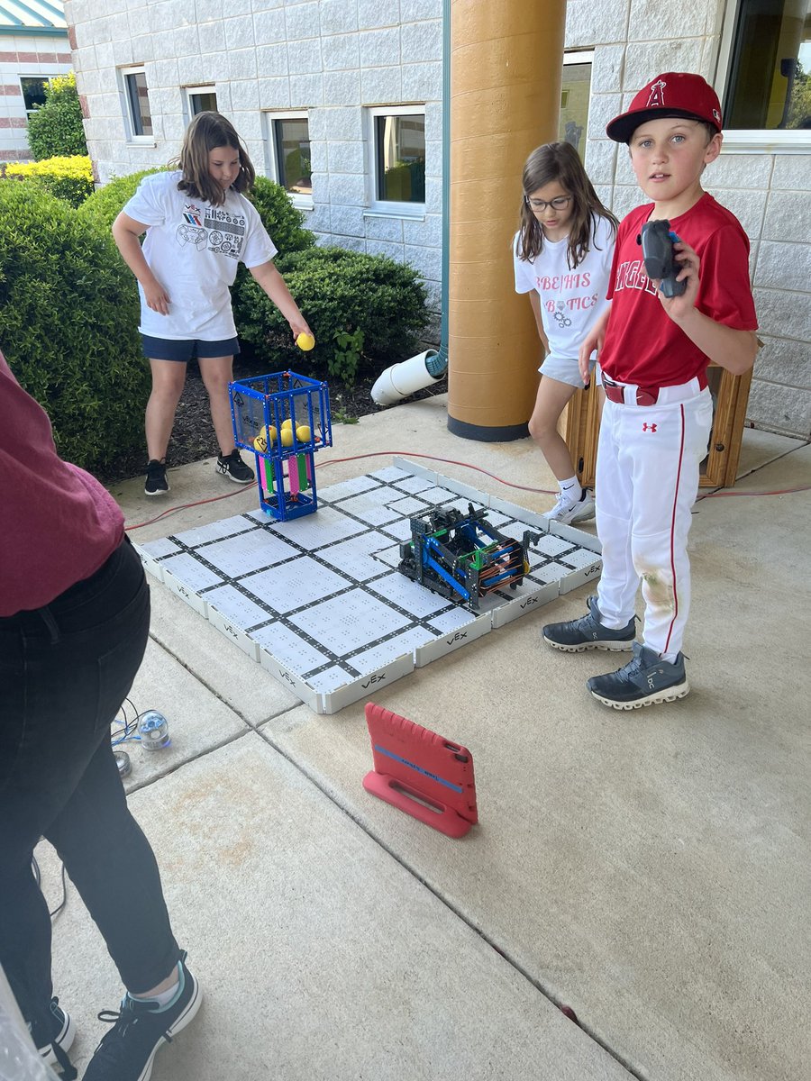 Towers_Tina's tweet photo. ARTOME Art show and STEM night was a huge success! Thank you @jamiepdutton12 for always making this event so much fun @barkleybridge @HartselleSchool @kjared87 @c_zuck @pointerpal https://t.co/NDYUK2PX4a