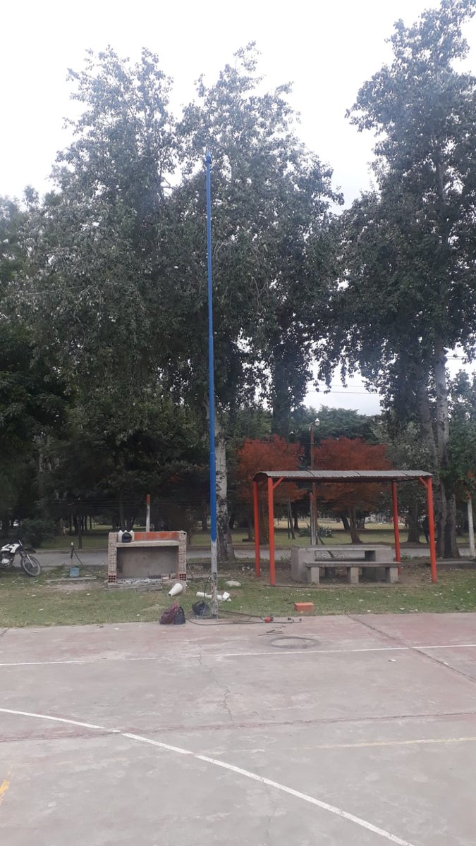 ClubFoxSalta's tweet photo. Puesta de dos postes para terminar de iluminar nuestro polideportivo 🏟️🏐🏀 https://t.co/PMO1Grofrl