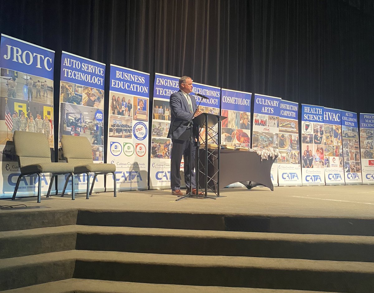 riddle_haynes's tweet photo. Congratulations @CataAcademy graduates! Thank you @jimmyhull_CTE for supporting us and speaking at our graduation. It was a great event! #CTE #alabamaworks https://t.co/04OmjVg9JD