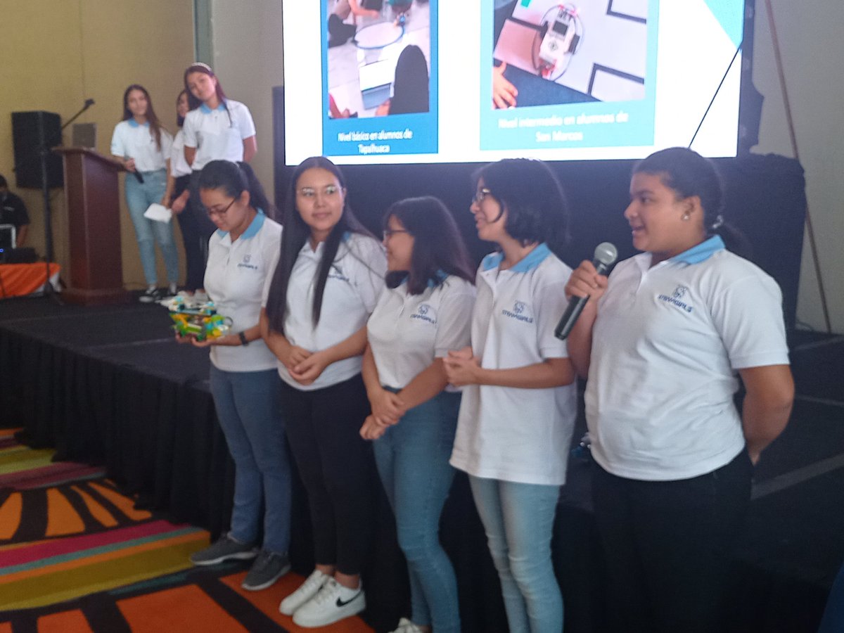StemLab6's tweet photo. Agradecemos a @litoibarra @CONEXION_SV por la invitación del equipo #steamgirls conformados por alumnas @ceespana11658 y exalumnas para la enseñanza de la 🤖en el día del Internet 🌐 https://t.co/C00LO78z0A