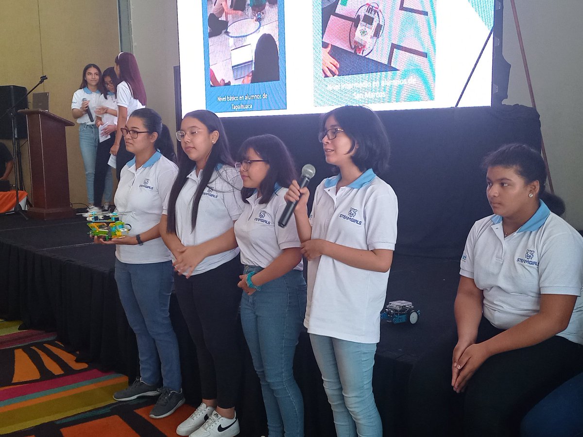 StemLab6's tweet photo. Agradecemos a @litoibarra @CONEXION_SV por la invitación del equipo #steamgirls conformados por alumnas @ceespana11658 y exalumnas para la enseñanza de la 🤖en el día del Internet 🌐 https://t.co/C00LO78z0A