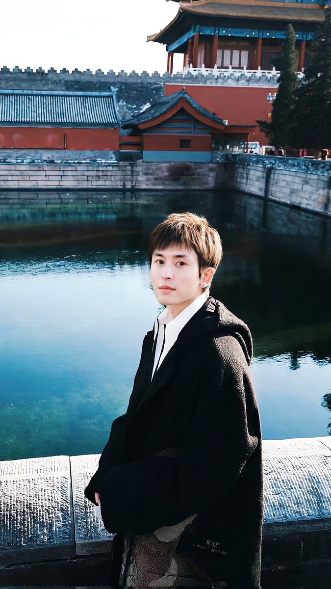 waitforwind511's tweet photo. It's like growing a flower. This flower was snapped off by wind and rain, and it grew back in the ruins. Whether this flower blooms is not important. What is important is watching as he does his best to grow. This process is full of happiness and vitality.
#ZhangZhehan #张哲瀚 https://t.co/wjF3TCmz94