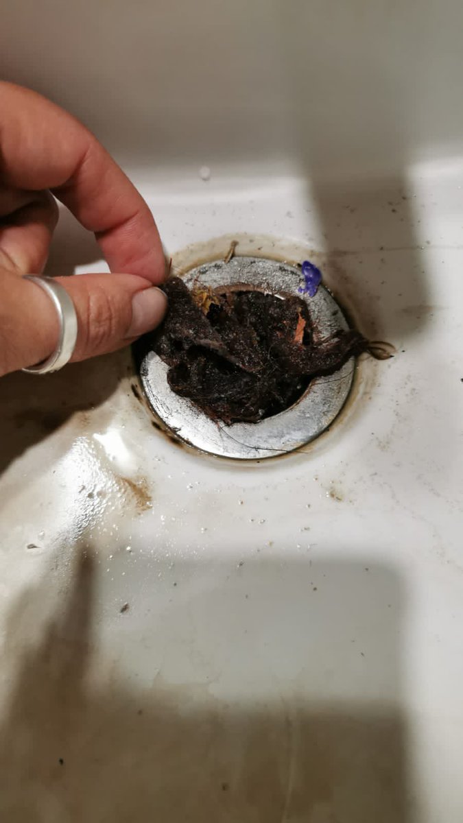 sebastianOreM's tweet photo. @esval_chile Todo el día sin agua Corte sin aviso de Esval. Sin aviso dan el agua y así quedó el departamento. Todo inundado con un agua asquerosa. Pérdida de nuestro piso flotante. Ni hablar del daño patrimonial ni el miedoen los niños Exijo respuesta y compensación @SISS_CHILE https://t.co/RdxDfJ6F89