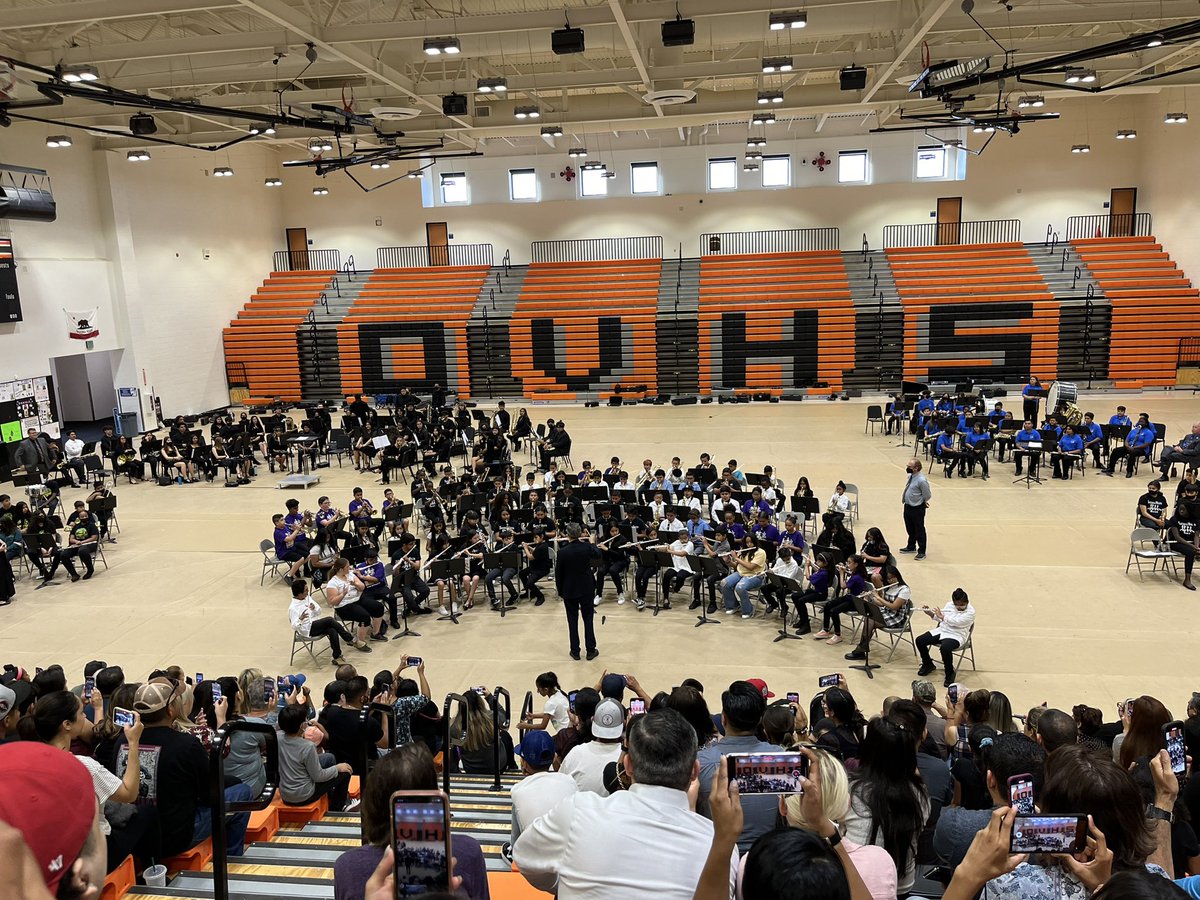 sierravistak6's tweet photo. Love seeing the progress of our beginning5th grade musicians! They have made tremendous growth going from never holding their instruments to beautiful sounds! #futurereadycubs https://t.co/BiNubccf8d
