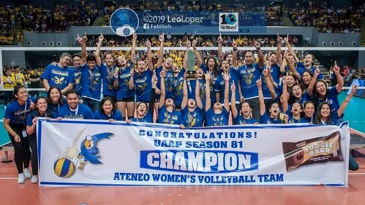 Sachii0316's tweet image. It's been 3 years since this unforgettable championship of ateneo woman's volleyball team💙🤍🤧😭