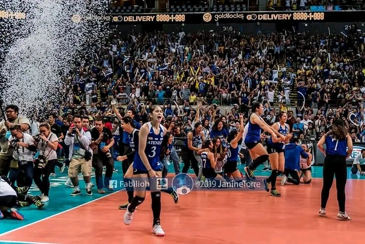 Sachii0316's tweet image. It's been 3 years since this unforgettable championship of ateneo woman's volleyball team💙🤍🤧😭