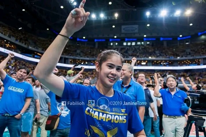 Sachii0316's tweet image. It's been 3 years since this unforgettable championship of ateneo woman's volleyball team💙🤍🤧😭