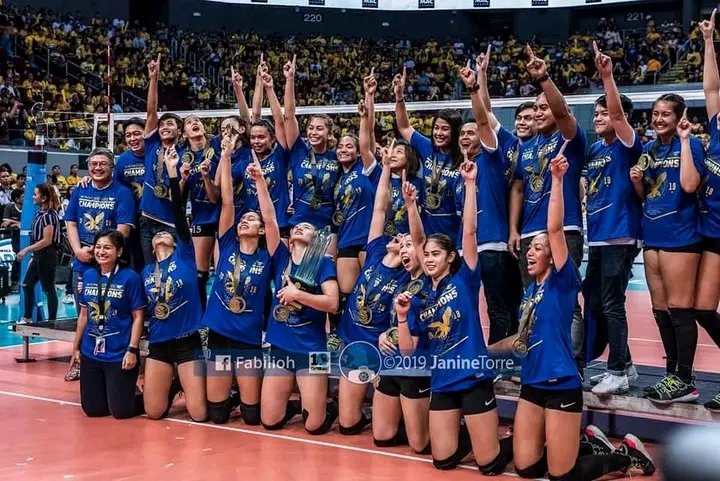 Sachii0316's tweet image. It's been 3 years since this unforgettable championship of ateneo woman's volleyball team💙🤍🤧😭