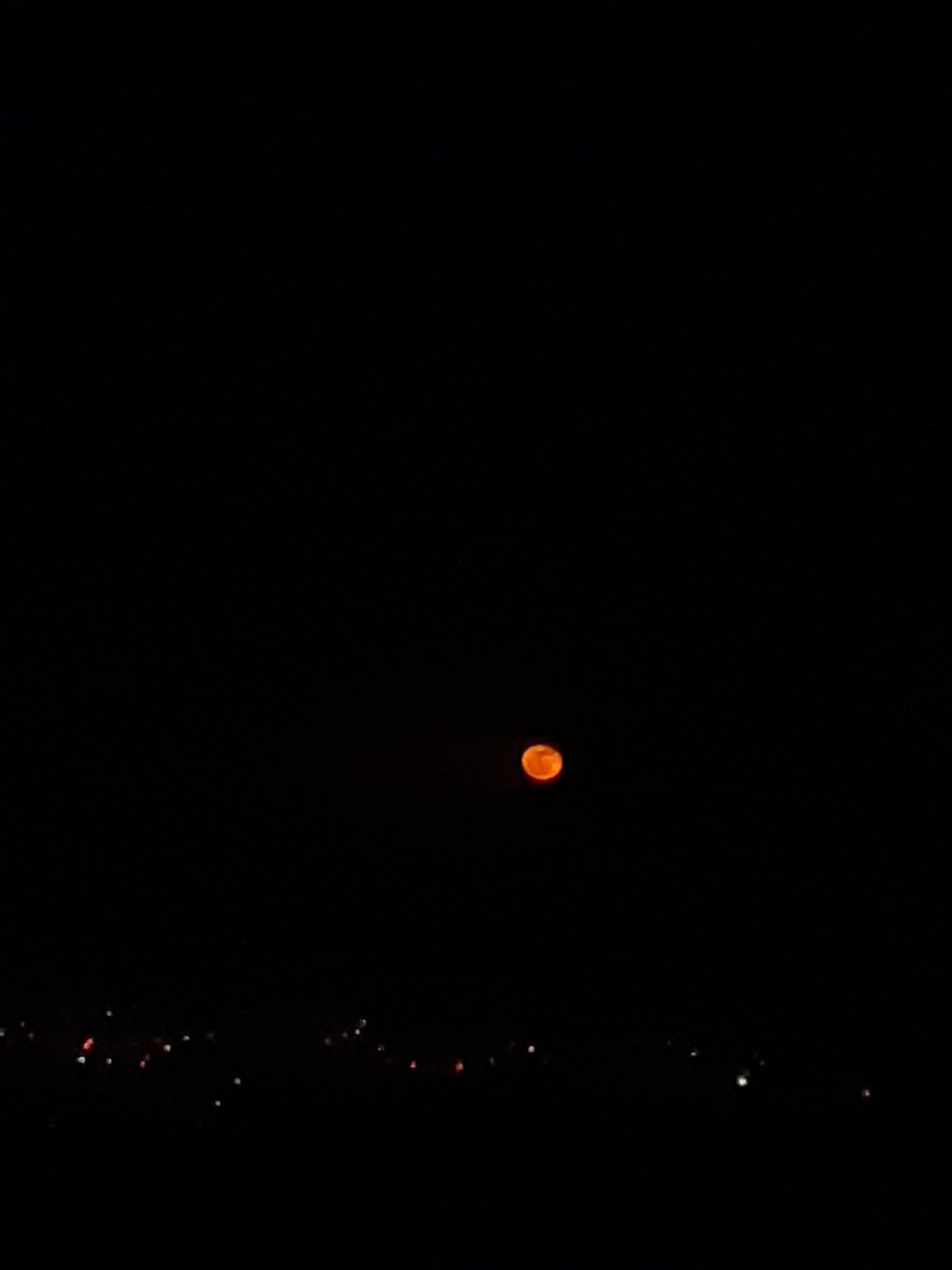 WeatherRD's tweet photo. La luna hoy con un color rojo debido a humo y a polvo del Sahara. Iluminación un 95.5%.. #moon #LUNA #Astrophotogr #ThePlotoHour #MoonHour https://t.co/G1xbjqROso