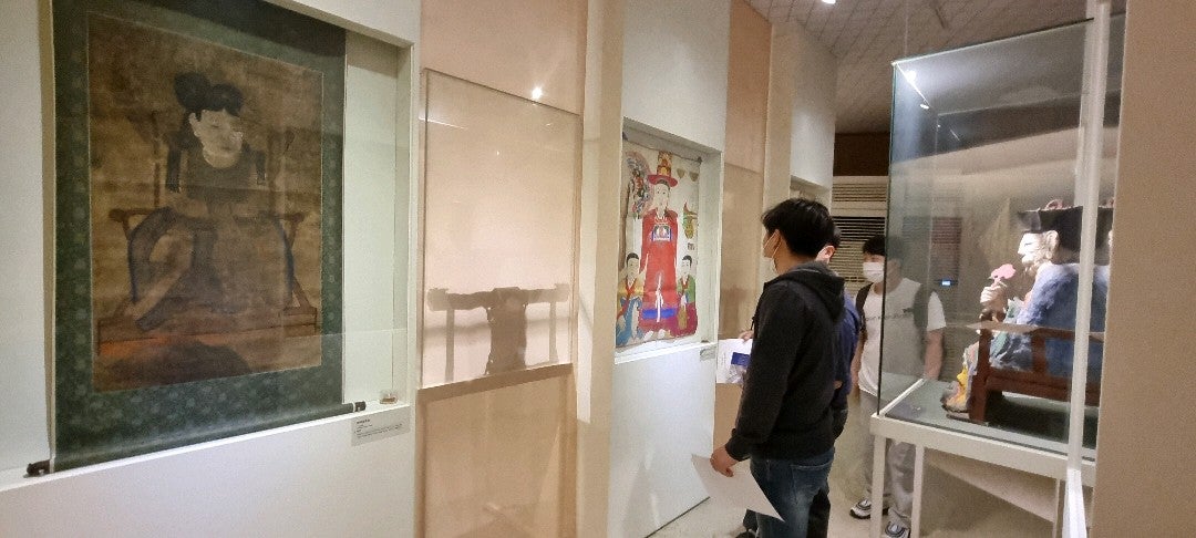 jdosong's tweet photo. 세계박물관의날을 맞아 수강학생들과 교내 박물관탐방왔어요.  과제는 덤ㅋ   #museum #museumweek #museumday #ICOM #박물관 #박물관의날 #박물관주간 #원광대학교 #원광대학교박물관 (@ 원광대학교 박물관 in 익산시, 전라북도) https://t.co/XaBVHQvGK7 https://t.co/3fqkZupz1w