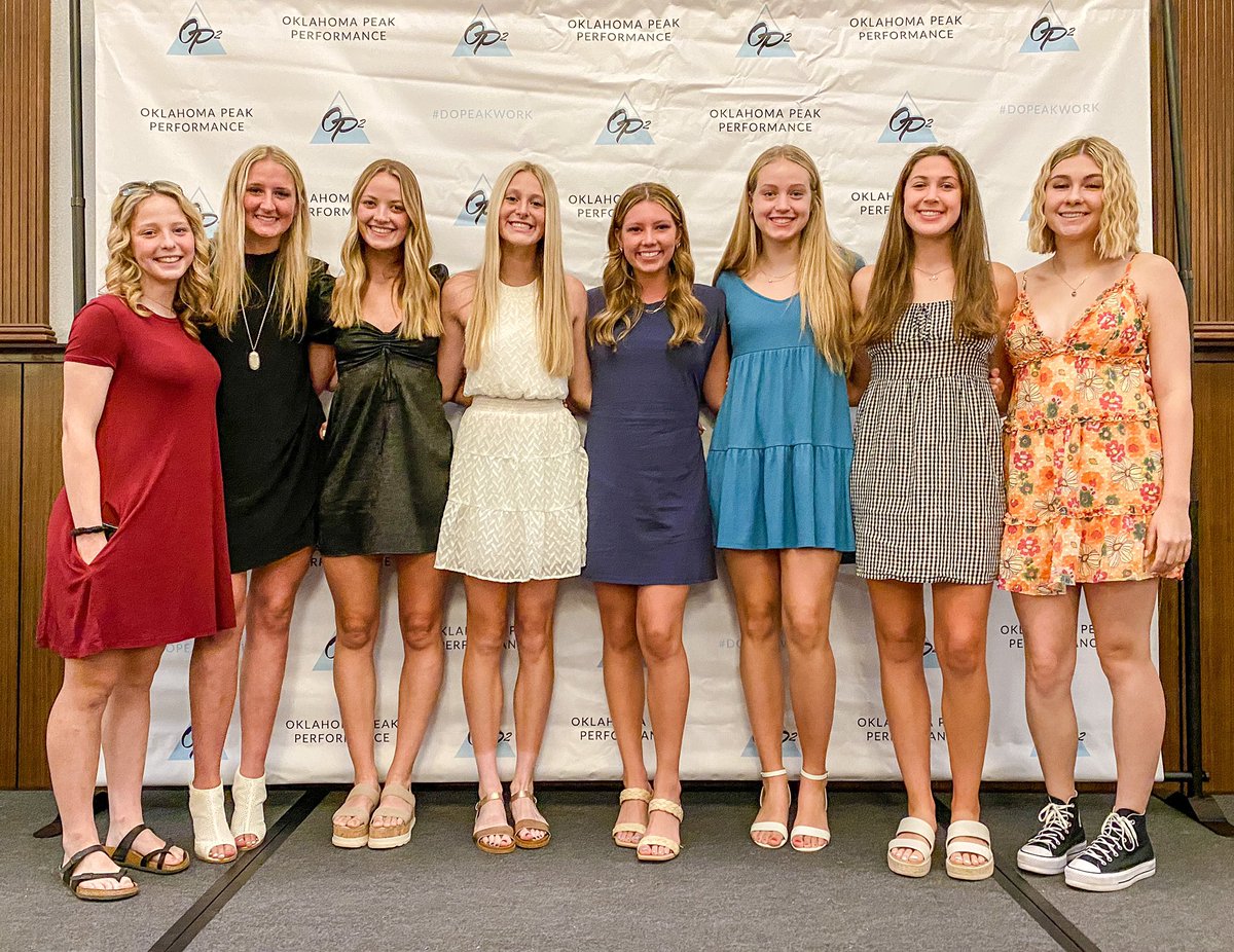 emily_boyer_'s tweet photo. End of the season @oklahomapeak celebration with my girls. Next up AAU Nationals ☀️🏐🌴in June. #17EP #AAUVolleyball @PrepDigOK https://t.co/9gNY2KlF8r