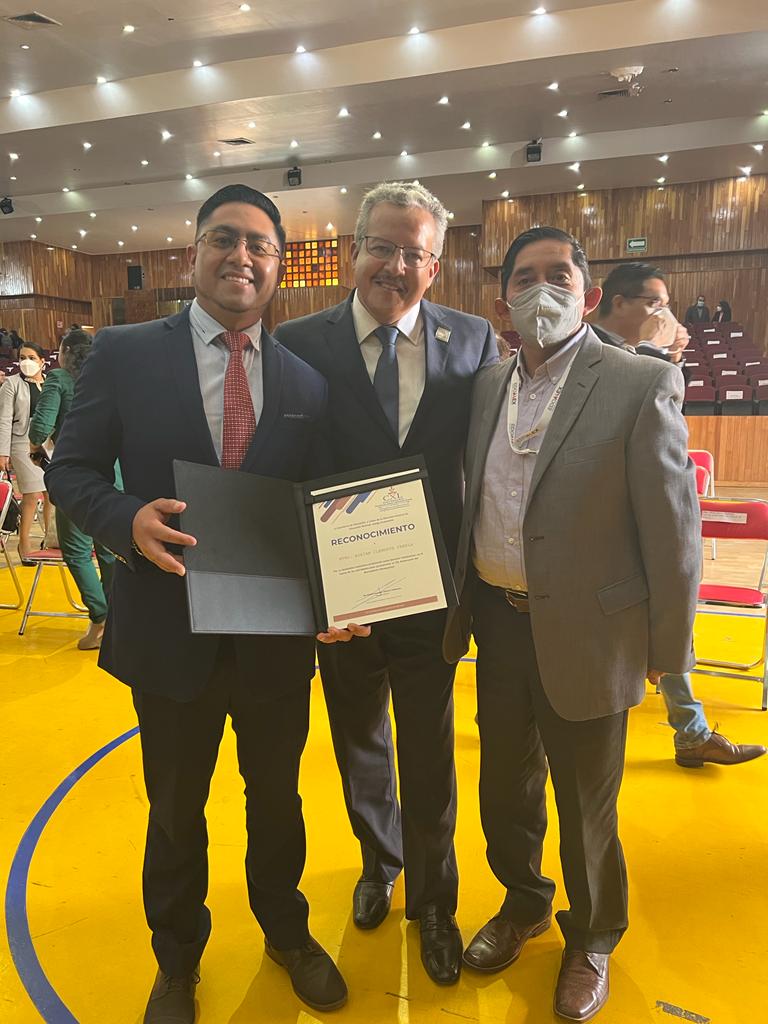 Normal3Toluca's tweet photo. La Escuela Normal No 3 de Toluca, felicita al Ing. Adrian Clemente Fabela, docente de esta casa de estudios, por su reconocimiento a la trayectoria docente.

#N3T 
#EdgarOrozco
#manueluribenavarrete
#OrgullosamenteNormalistas
#OrgullosamenteMexiquenses https://t.co/rncLlGcSKB