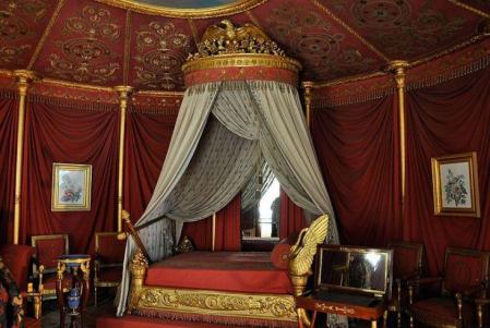 Que tengan buenas noches camaradas, me voy a recostar en mi preciosa cama.
Bonne nuit mon ami.