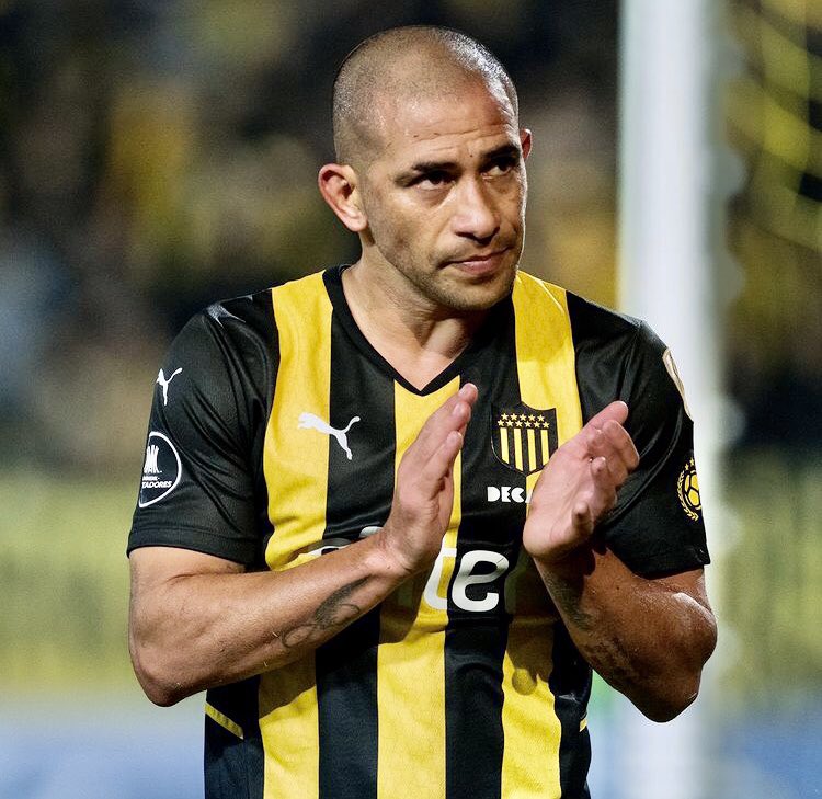 uruguay_fc's tweet photo. Walter Gargano entre los jugadores de Peñarol ante Cerro Porteño:

- 1º en toques de pelota[99]
- 1º en pases completados
- 1º en pases clave[3]
- 1º en regates completados
- 1º en entradas
- 1º en balones en largo acertados
- 1º en duelos terrestres ganados[11]

37 años, de pie. https://t.co/GUMVMFPUFr