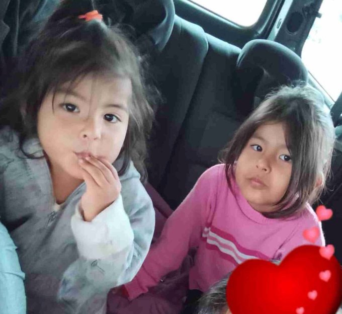 Daiana Katerine Martínez Ramírez (4 años) y Milagro Belén Martínez Ramírez (2 años) desaparecieron el 31/3 en #Balcarce #BuenosAires. Daiana vestía un gorro rosado con blanco, camperón rosado, pantalón gris y zapatillas rosa. Compartir y avisar #URGENTE ☎️911