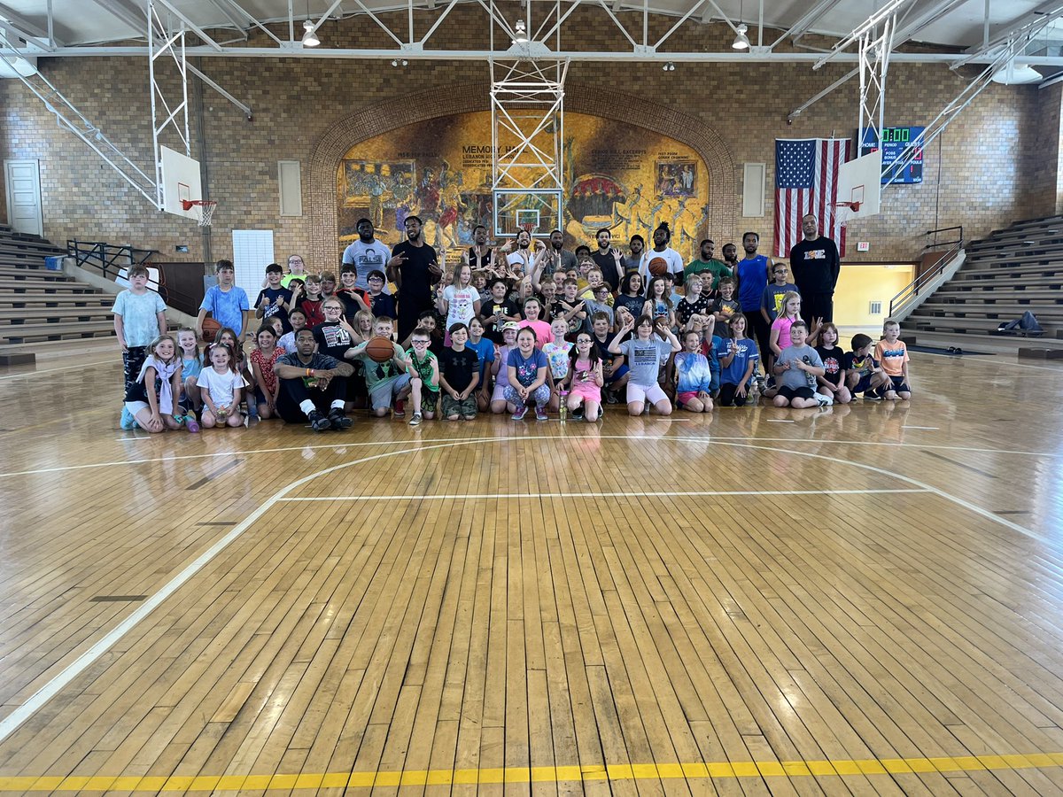 warrenfirst1's tweet photo. Spent the day in @HeartOfLebanon learning about our town’s history! We were lucky enough to visit Memory Hall and hangout with the @LeprechaunsTBL!  ☘️@Lebanon_Schools
@LcscSuper https://t.co/WyYO8m4zzr