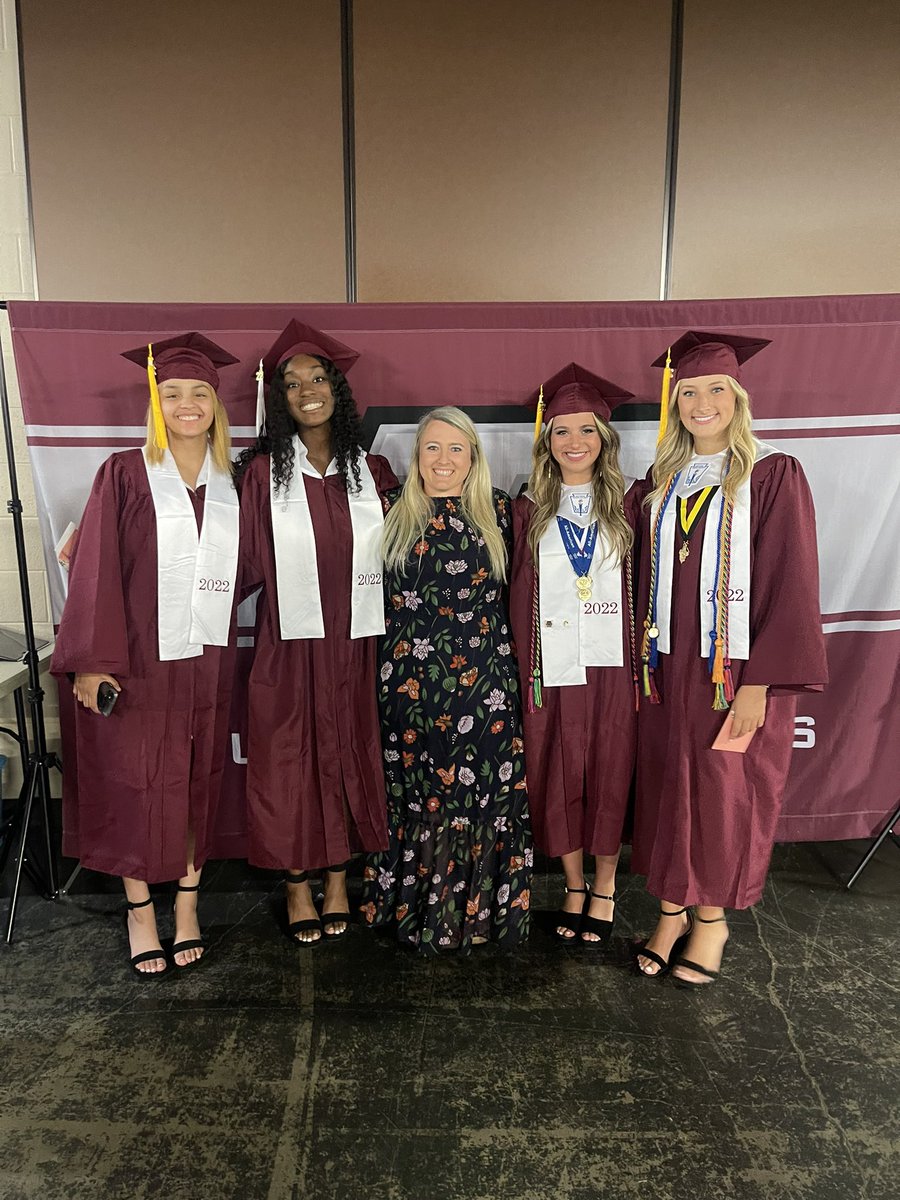 iCoachMoncrief's tweet photo. My last graduating class at Puckett!! Class of 2022 what a blessing you are and have been!!! So proud of y’all!!! @ryleerankin_  @presleigh_s  @AmirahHolbert https://t.co/bZ6jzb0gcn