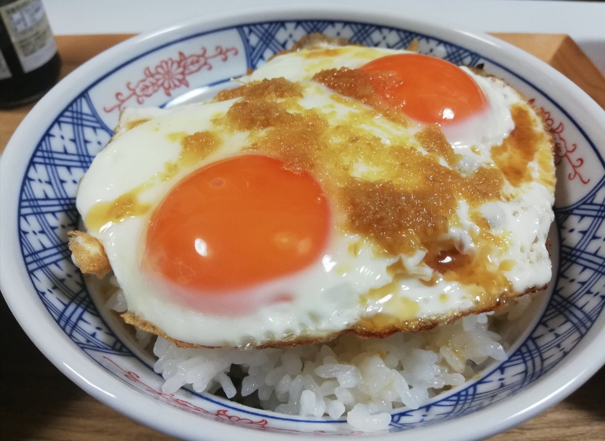 日暮里くん 目玉焼き丼には醤油ではなく 生姜焼きのタレがよく合います すりおろした適量の生姜に 醤油 みりん 酒 を均等割合で あと蜂蜜とか 日本自炊協会 目玉焼き丼 朝食 T Co Ynjql4a6 Twitter