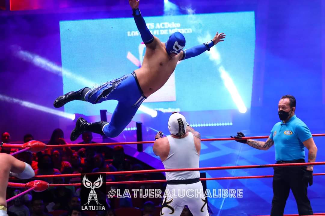 LaTijeraLucha's tweet photo. Dominio del bando técnico conformado por #Cachorro, @orojr24k y el experimentado #Robin para doblegar a #EnfermeroJr, #DrKaronteI y #DrKaronteII; público entusiasta que estuvo del lado de los jóvenes herederos en la majestuosa #ArenaMexico...
#latijeraluchalibre https://t.co/iEPbUiZ8BH