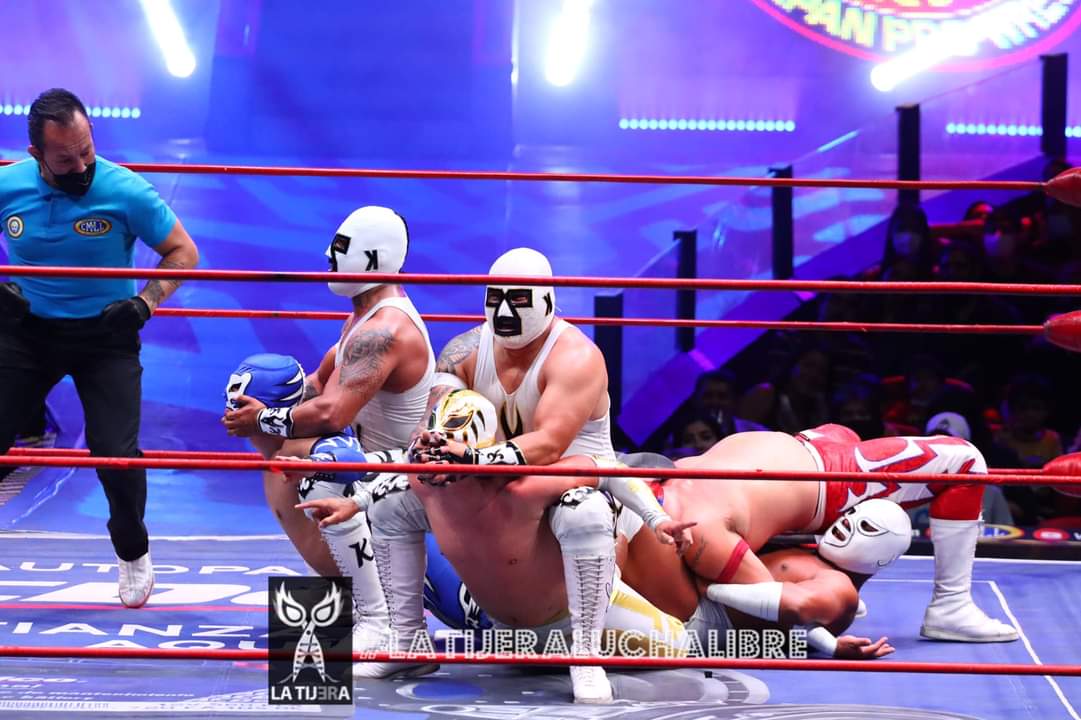 LaTijeraLucha's tweet photo. Dominio del bando técnico conformado por #Cachorro, @orojr24k y el experimentado #Robin para doblegar a #EnfermeroJr, #DrKaronteI y #DrKaronteII; público entusiasta que estuvo del lado de los jóvenes herederos en la majestuosa #ArenaMexico...
#latijeraluchalibre https://t.co/iEPbUiZ8BH