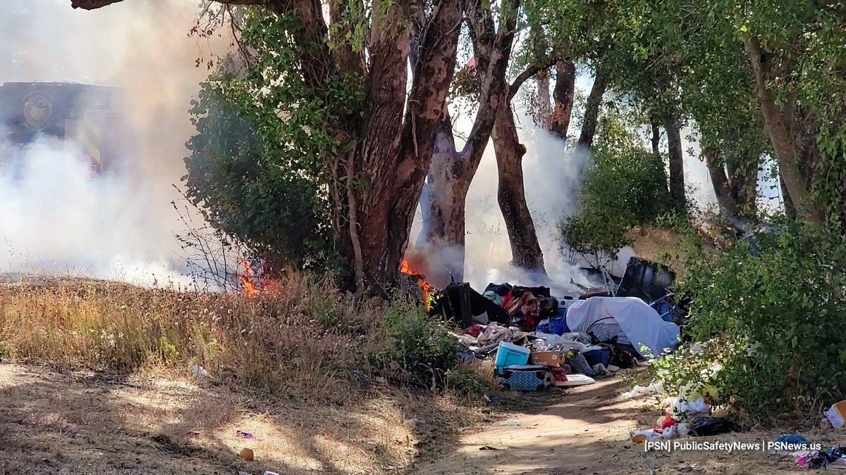 PSNews_Sac's tweet photo. #EARLIER #VegetationFire #DebrisFire
Just after 4 p.m. Tuesday, fire crews responded to reports of a vegetation fire. Crews found a large amount of transient debris and encampments burning along the Aburn Blvd. onramp to westbound Biz 80, just off of Watt Ave.
#TransientRelated https://t.co/NqQCsqVX4y