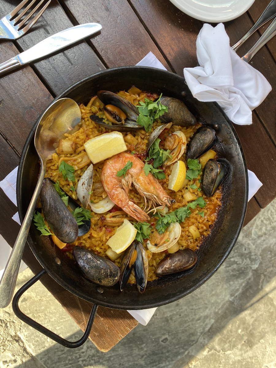 FoodAndDINK's tweet photo. We’re steadily making our way through every restaurant in #Reston, and tonight’s stop was @BarcelonaWineBa. It’s our favorite spot so far! https://t.co/IEXX0FiFhv