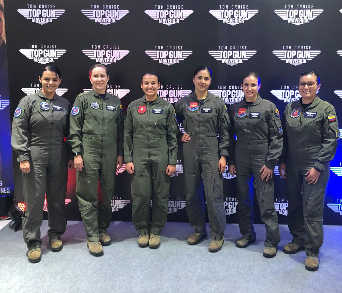 MunirFalah's tweet photo. Un magnífico grupo de mujeres que hacen parte de la Fuerza Aérea Colombiana en la premier de la película “Top Gun”, en el Multiplex Titan de Cine Colombia. 

Son un orgullo para el país. https://t.co/fbB1z7ux87