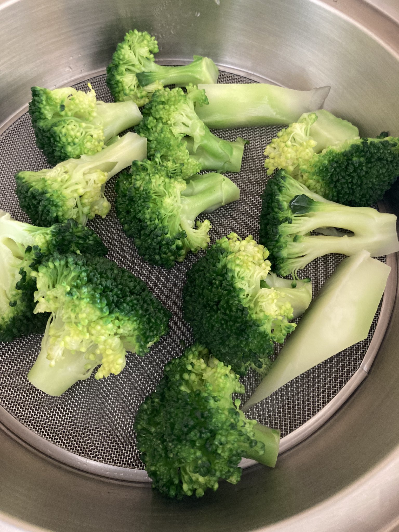 Rain 仙台の洋食屋さんのブロッコリーが美味しすぎて感動していたらシェフに茹で方教えてもらったやつ フライパンに2センチくらい水張って塩入れて沸騰したら並べて30秒 ひっくり返して30秒 あとはちっちゃいやつから順にざるにあげて絶対水にはさらさない