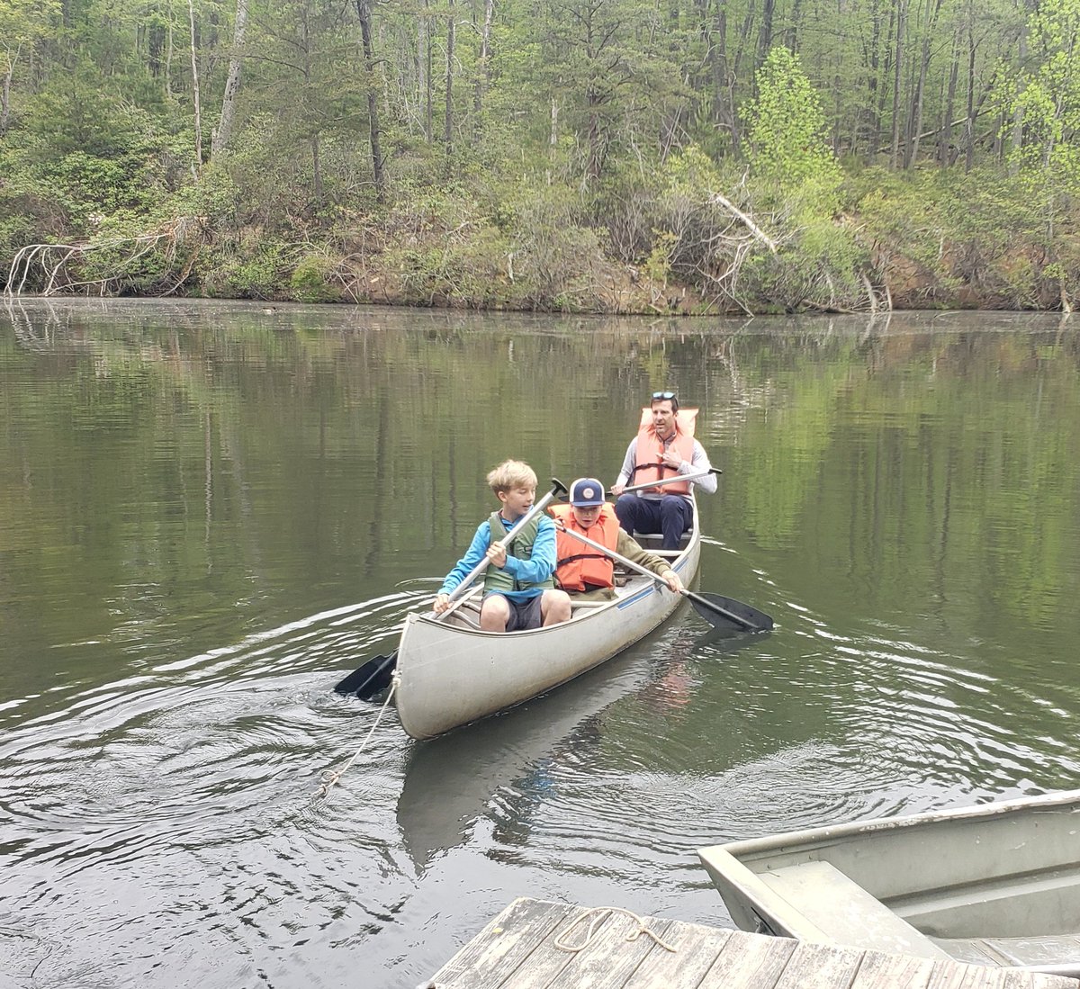 Throwback to the @APSscience outdoor lab. Boating was a hit 🛶 <a href="/DiscoveryAPS/">Discovery APS</a>