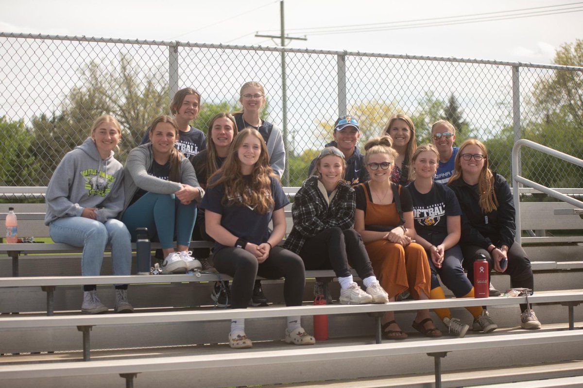 HMalinczak's tweet photo. Varsity had a great time @ Dexter tonight supporting the JV team!π₯ #FamilyOnOne @saline_softball https://t.co/2j0KMolC2H