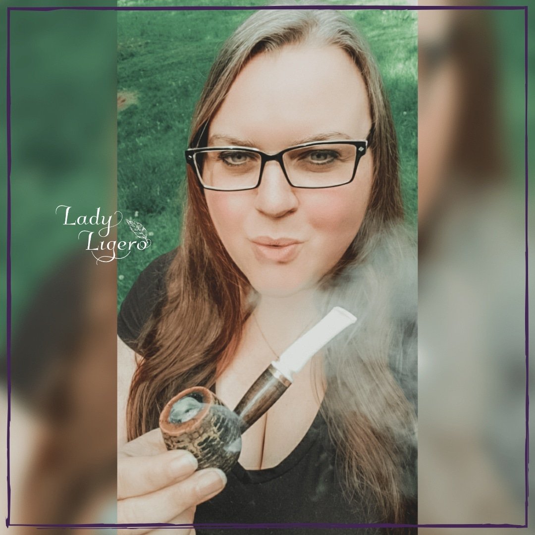ladyligerox's tweet photo. Happy #CobTuesday!! I've got my only Estate Pipe packed with Plum Pudding 🌬. https://t.co/3NLBWsl7P0