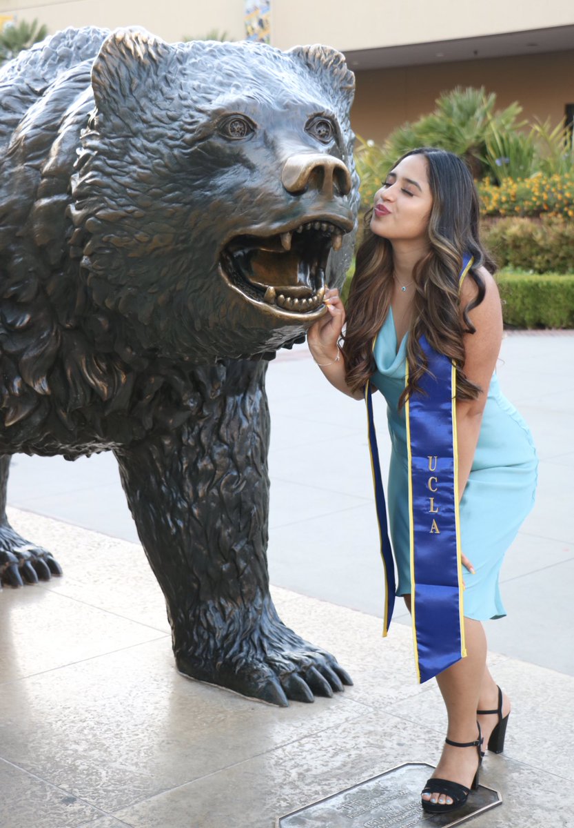 cassandrvc's tweet photo. 👩🏽‍🎓🫶🏽 https://t.co/L0C83gfiwF