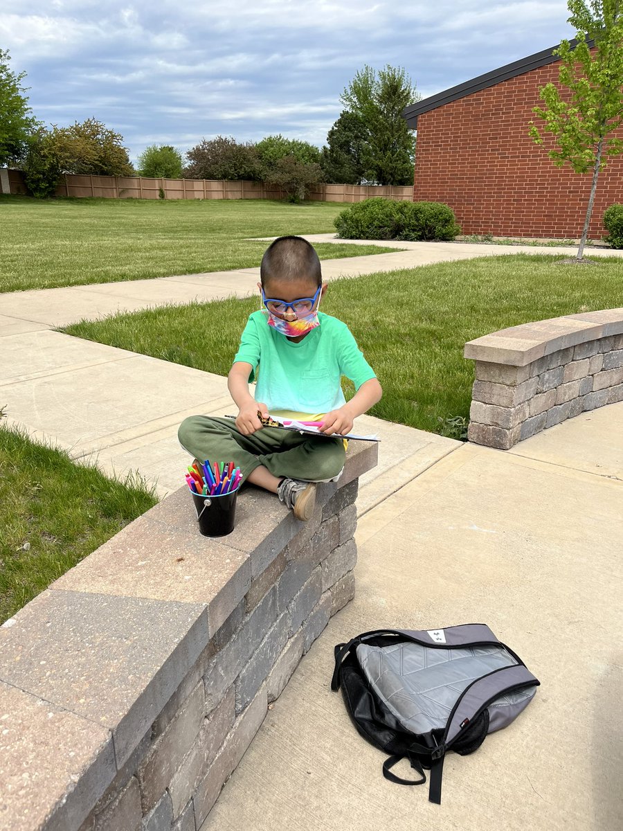 MissEmRen's tweet photo. Enjoying the @GrahamElem204 outdoor classroom today☀️🌳🌻🌷 https://t.co/HtOP8Z2Dtu