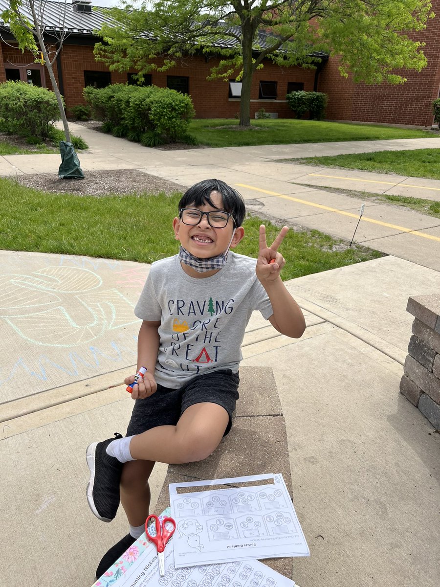 MissEmRen's tweet photo. Enjoying the @GrahamElem204 outdoor classroom today☀️🌳🌻🌷 https://t.co/HtOP8Z2Dtu