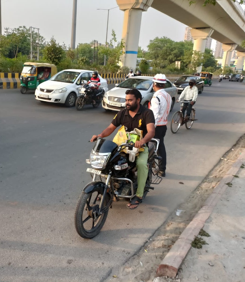 arpbks's tweet photo. @GirirajBahediya @BilalBiswani @noidatraffic @Uppolice @noidapolice @Dkumarchandel @Noida7x लगातार सड़क पे जागरूकता करने के बाद ये लगता है कि लोग अभी भी अपनी सुरक्षा को लेके बहुत ही अनौपचारिक सोच रखते है,बड़ी गाड़ी में बैठे लोग सीट बेल्ट नही लगाते है, हेलमेट घर रख के आते है।
हिंदुस्तान में सिस्टम ऐसा ही रहेगा अगले 100 वर्षो तक।
हमे अपने को भी बदलना होगा।
@MORTHIndia https://t.co/aQR4jlI2AL