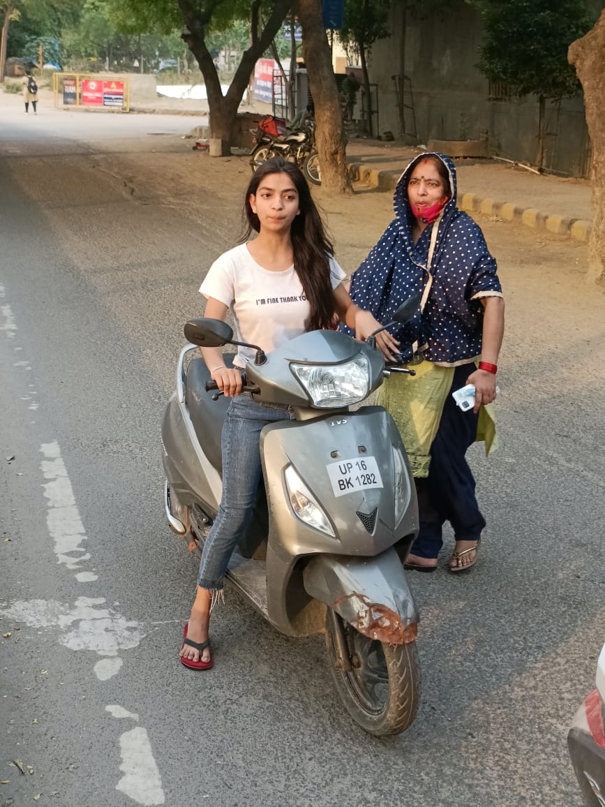 arpbks's tweet photo. @GirirajBahediya @BilalBiswani @noidatraffic @Uppolice @noidapolice @Dkumarchandel @Noida7x लगातार सड़क पे जागरूकता करने के बाद ये लगता है कि लोग अभी भी अपनी सुरक्षा को लेके बहुत ही अनौपचारिक सोच रखते है,बड़ी गाड़ी में बैठे लोग सीट बेल्ट नही लगाते है, हेलमेट घर रख के आते है।
हिंदुस्तान में सिस्टम ऐसा ही रहेगा अगले 100 वर्षो तक।
हमे अपने को भी बदलना होगा।
@MORTHIndia https://t.co/aQR4jlI2AL